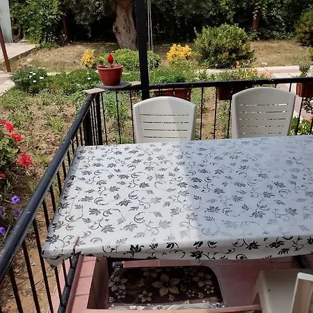 Kadinlar Den Plajina 50 Metre Bahceli 1+1 Kuşadası