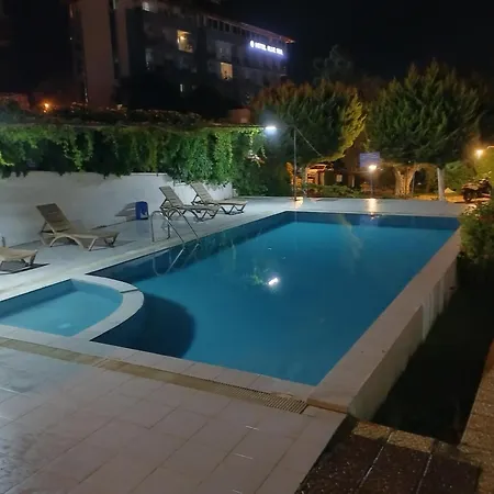 Kadinlar Den Plajina 50 Metre Bahceli 1+1 Kuşadası