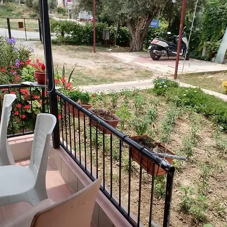Kadinlar Den Plajina 50 Metre Bahceli 1+1 Apartament