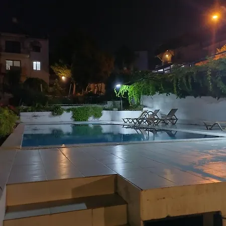 Kadinlar Den Plajina 50 Metre Bahceli 1+1 Apartament Kusadası