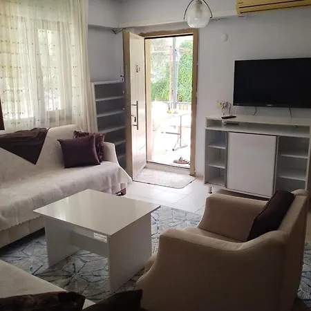 Apartament Kadinlar Den Plajina 50 Metre Bahceli 1+1 Kusadası